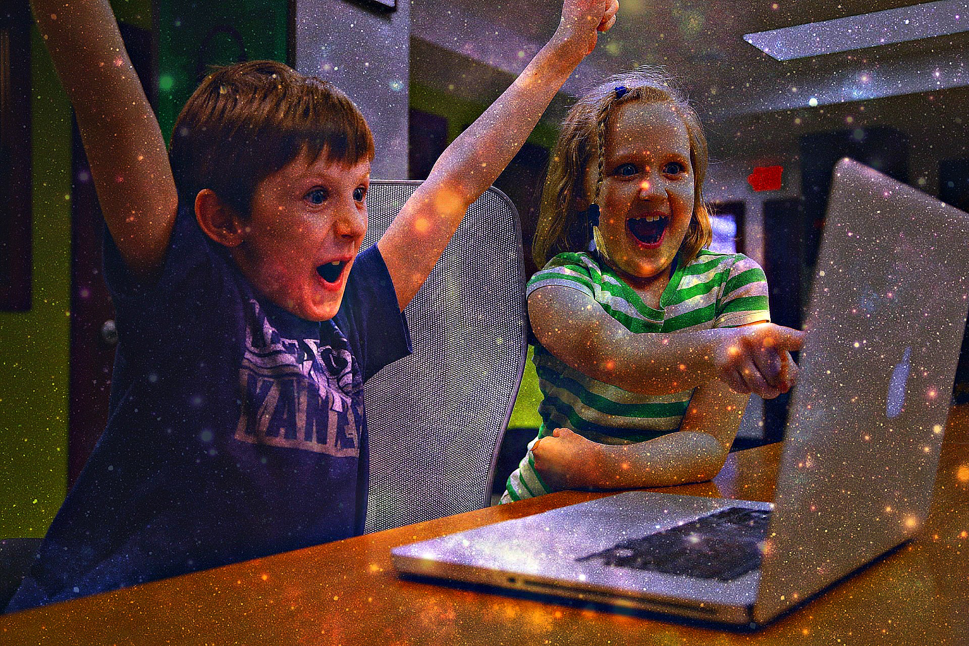 children happy on computer retravaillée-593313_1920